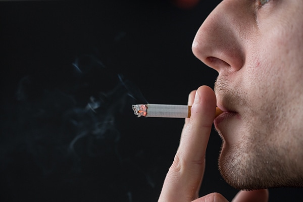 ¿Cómo afecta el tabaco a tus dientes y encías?